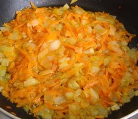 Лук и морковь для курицы в горшочке с рисом